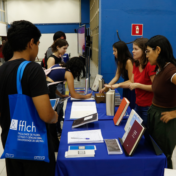 Estagiárias e Bolsistas da BBM recepcionando os calouros da FFLCH